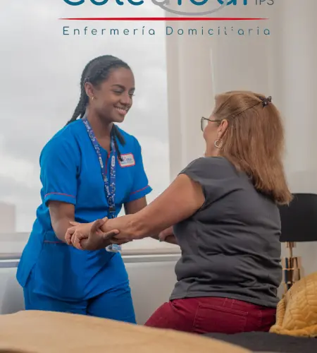 Enfermera de colcuidar ayudando a un mujer de mediana edad en su habitacion del hospital